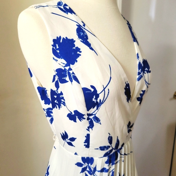 Lulu's Beautiful Lindsie Blue & White Floral Pleated Wrap Maxi Dress size small - Picture 3 of 16